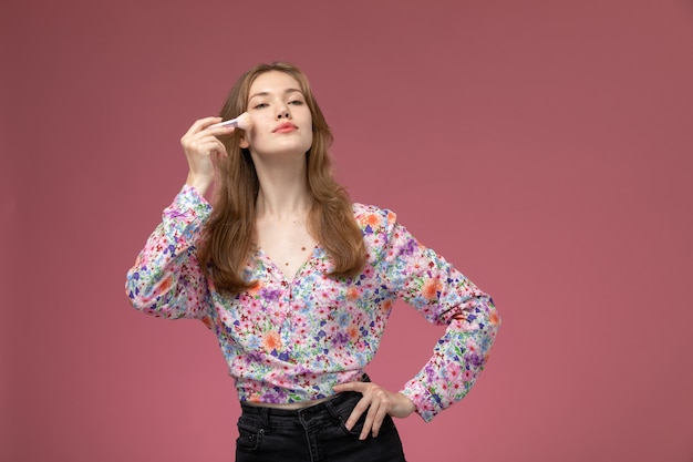 Vooraanzicht mooie vrouw die haar samenstelling doet