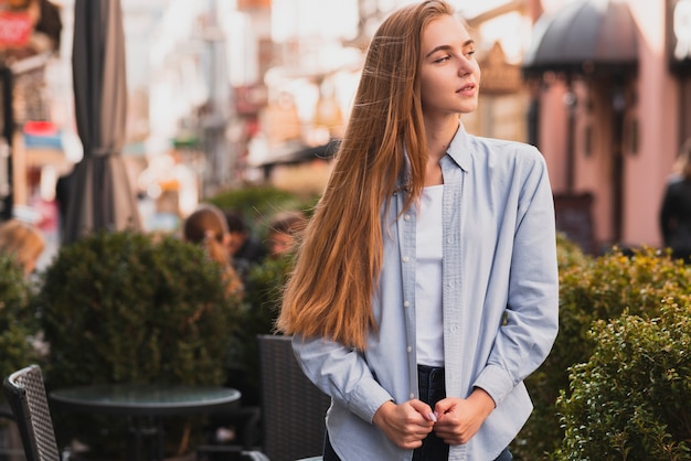 Vooraanzicht mooie vrouw die weg kijkt