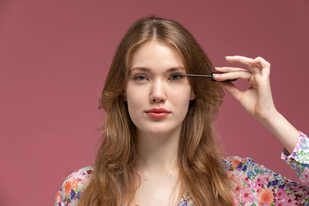 Vooraanzicht mooie vrouw met make-up accessoire voor haar ogen