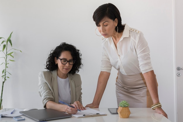 Vooraanzicht mooie vrouwen die samenwerken aan een project