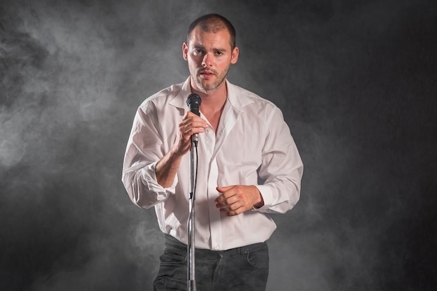 Vooraanzicht muzikant zingt