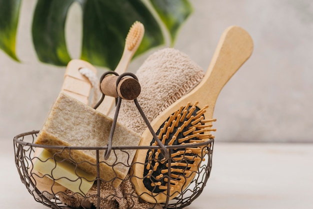 Vooraanzicht natuurlijke haarborstel en accessoires