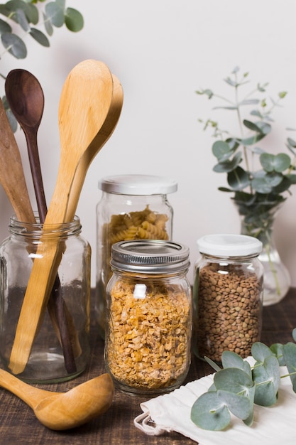 Gratis foto vooraanzicht nul afvalproducten op houten tafel