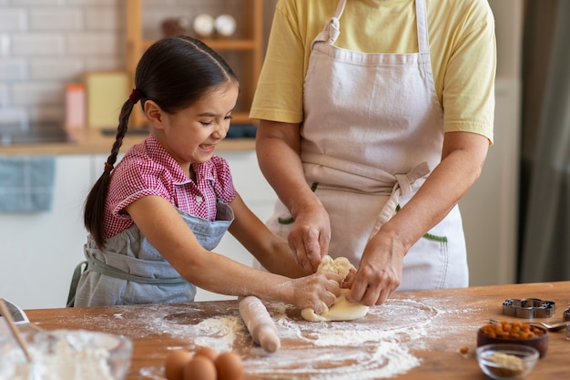 Gratis foto vooraanzicht oma en meisje samen koken