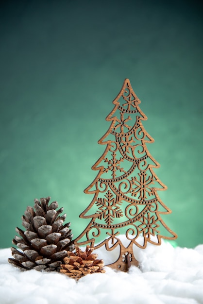 Vooraanzicht open dennenappel houten kerstboom op groen geïsoleerd oppervlak