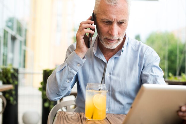 Vooraanzicht oude man praten aan de telefoon