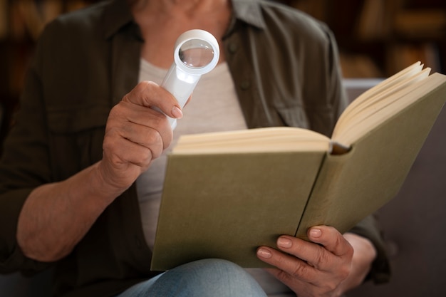 Gratis foto vooraanzicht oude vrouw in bibliotheek