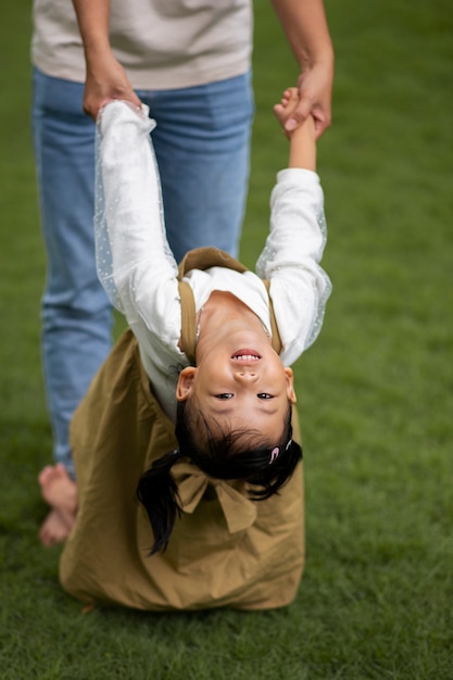 Gratis foto vooraanzicht ouder spelen met meisje