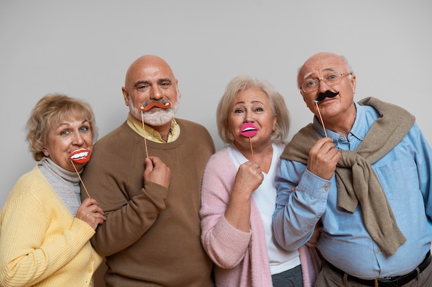 Gratis foto vooraanzicht oudere vrienden die samen feesten