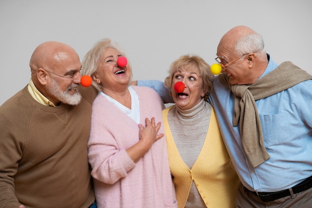 Gratis foto vooraanzicht oudere vrienden die samen feesten