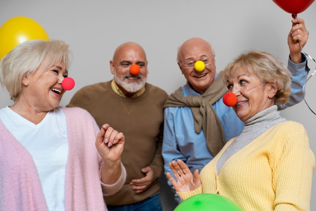 Vooraanzicht oudere vrienden die samen feesten