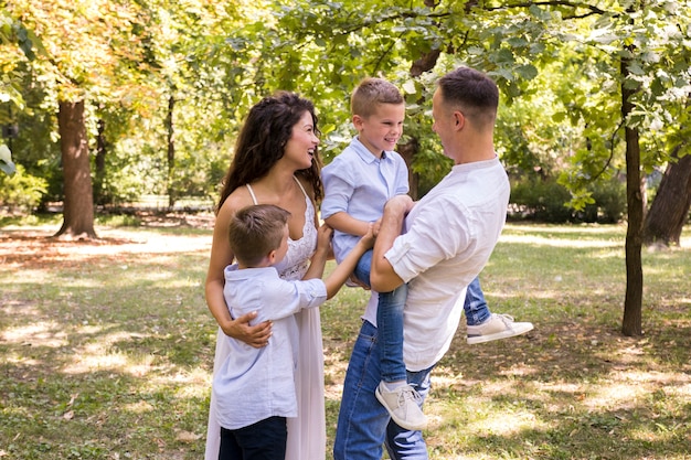 Gratis foto vooraanzicht ouders spelen met hun jongens