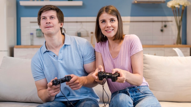Vooraanzicht ouders spelen van videogames thuis