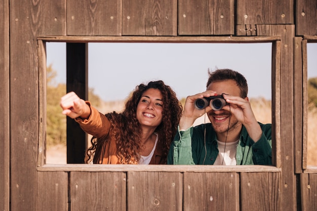 Gratis foto vooraanzicht paar vogels kijken