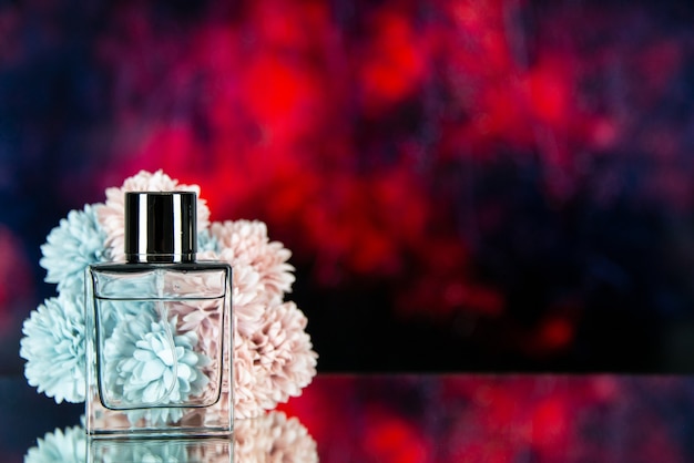 Gratis foto vooraanzicht parfumfles bloemen op donkerrode abstracte wazige achtergrond vrije ruimte