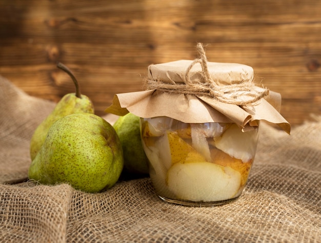 Vooraanzicht peren arrangement met compote