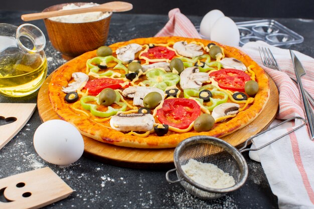 Vooraanzicht pittige champignonpizza met rode tomaten paprika olijven allemaal binnen gesneden met olie en bloem op grijs