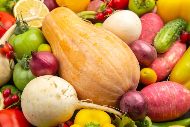 Vooraanzicht plantaardige samenstelling verse groenten met pompoen op donker gezond leven plant rijp kleur dieet voedsel salade fruit