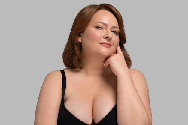 Vooraanzicht plus size model poseren in studio