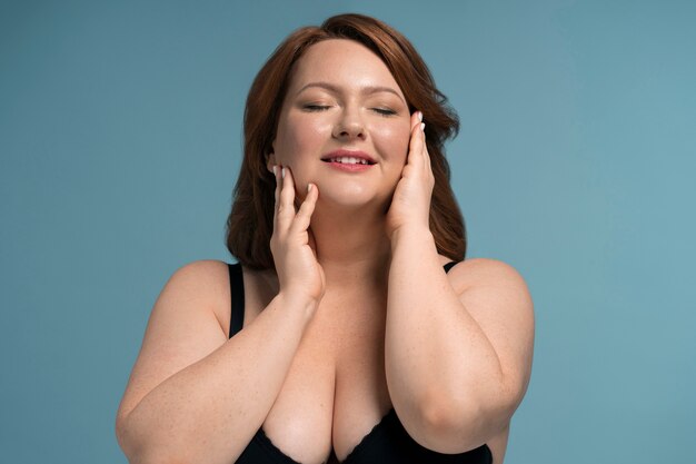 Vooraanzicht plus size model poseren in studio