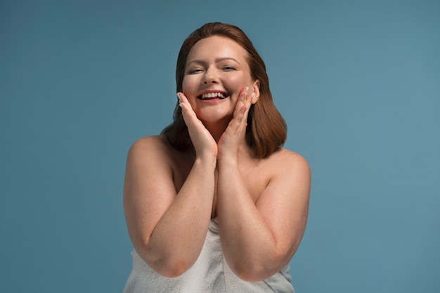 Vooraanzicht plus size model poseren in studio