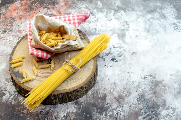 Vooraanzicht rauwe gele pasta op lichte ondergrond