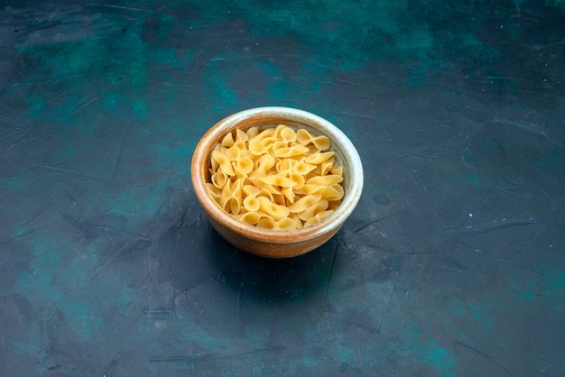 Vooraanzicht rauwe Italiaanse pasta op blauw bureau