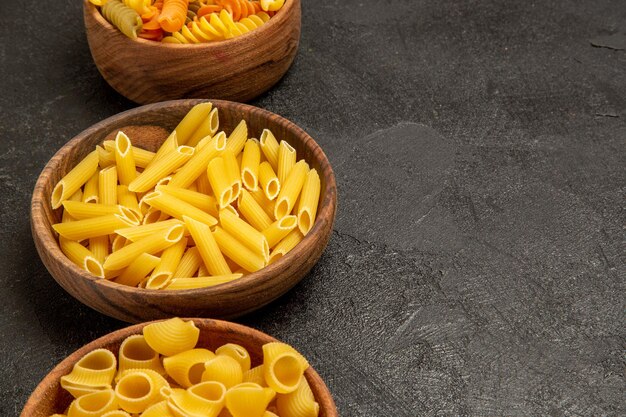 Vooraanzicht rauwe Italiaanse pasta verschillende gevormde binnenplaten op grijze ruimte