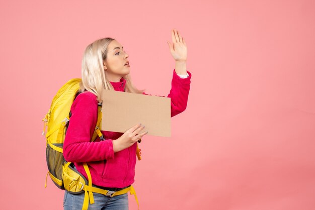 Vooraanzicht reiziger vrouw met rugzak iemand begroeten