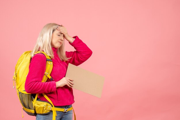 Vooraanzicht reizigersvrouw met rugzak die haar hoofd met pijn houdt