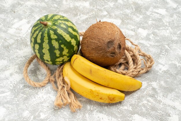 Vooraanzicht rijp fruit watermeloen kokos en bananen