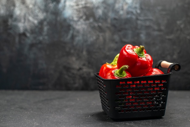 Vooraanzicht rode paprika pittige groenten op donkere vloer