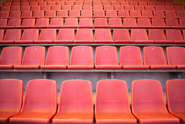 Gratis foto vooraanzicht rode tribunes rijen