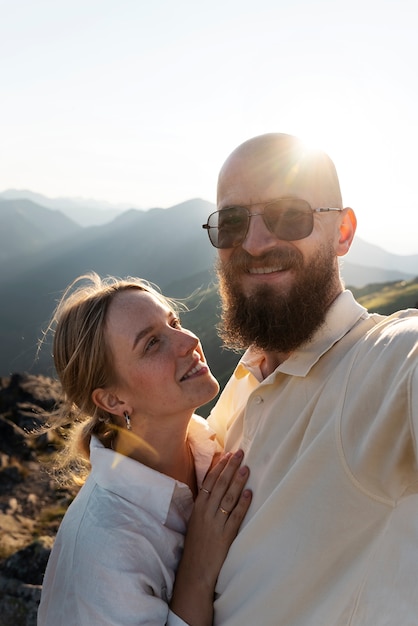 Gratis foto vooraanzicht romantisch paar dat selfie neemt