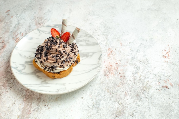Vooraanzicht romige heerlijke cake met aardbeien op witte oppervlakte cream tea biscuit verjaardagstaart sweet