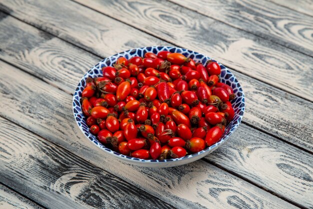 Vooraanzicht rood fruit rijpe en zure bessen op grijs oppervlak fruit bes kleur vitamine boom plant