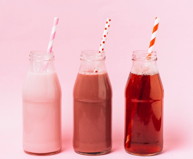 Vooraanzicht roze en rode smoothies