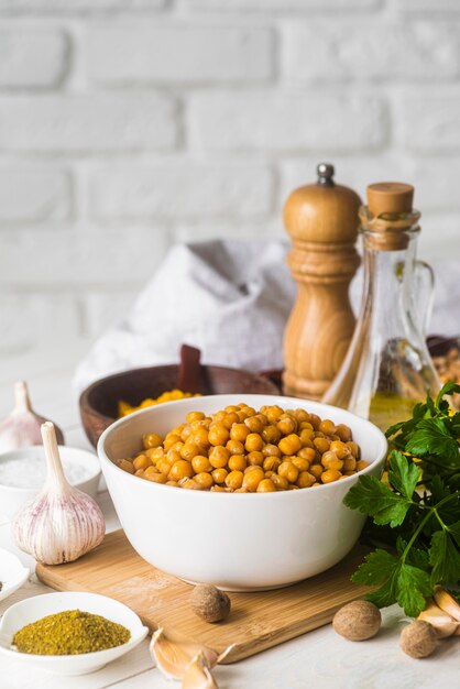 Vooraanzicht samenstelling van heerlijk eten en ingrediënten