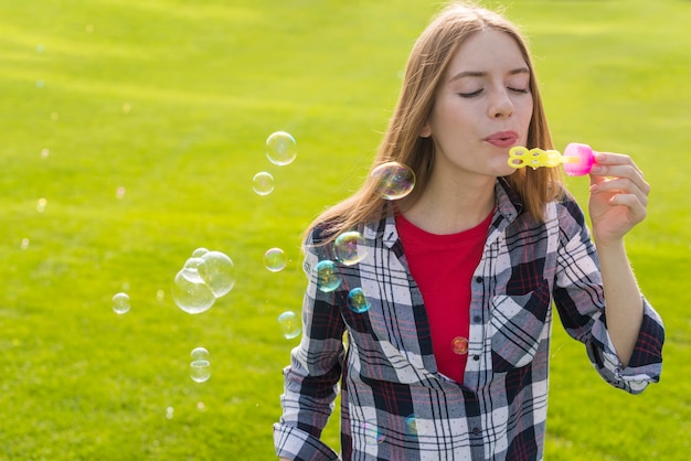 Gratis foto vooraanzicht schattig meisje zeepbellen maken