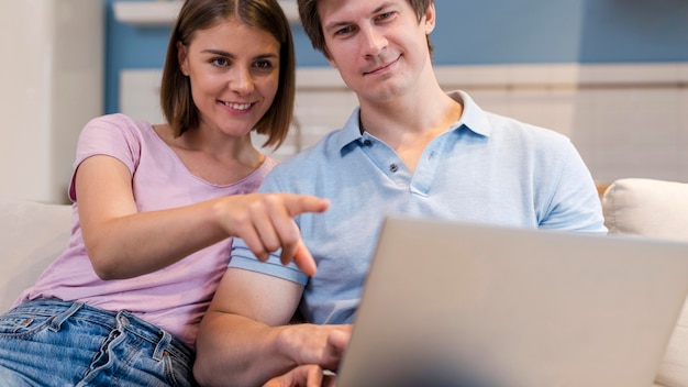 Vooraanzicht schattig paar samen