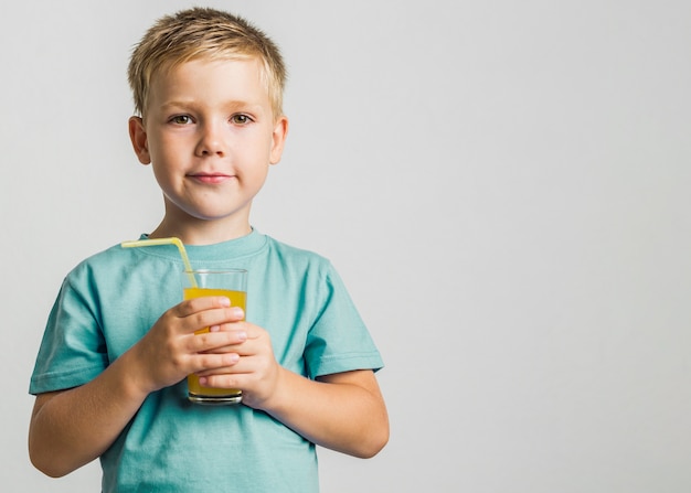 Vooraanzicht schattige jonge jongen bedrijf glas