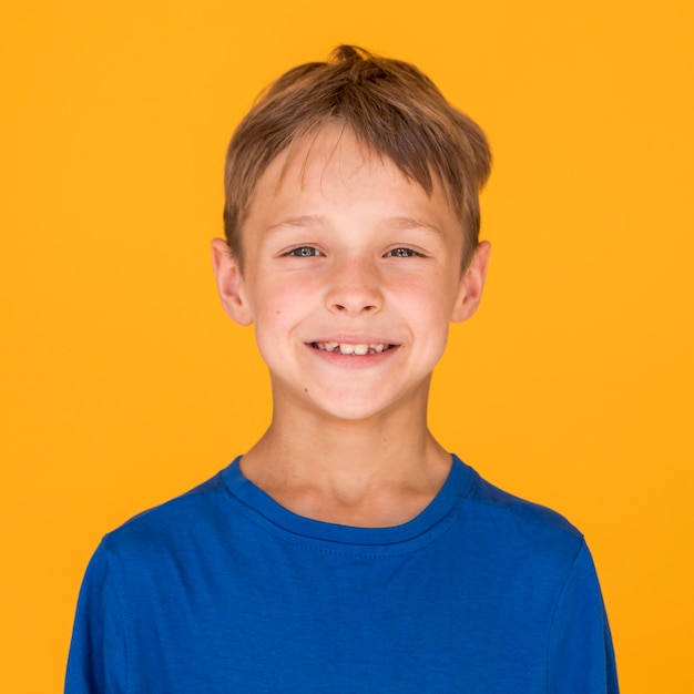 Vooraanzicht schattige jongen lachend