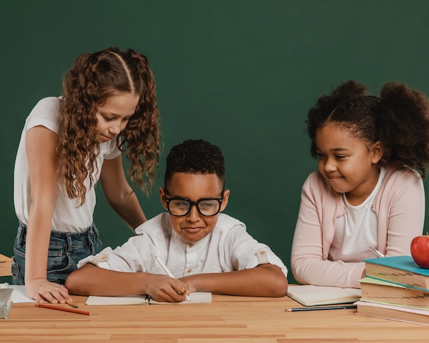 Vooraanzicht schoolkinderen aan de tafel