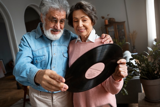 Vooraanzicht senior koppel met vinylplaat