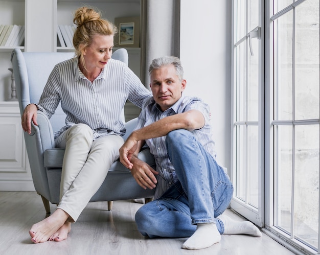 Vooraanzicht senior man en vrouw binnenshuis