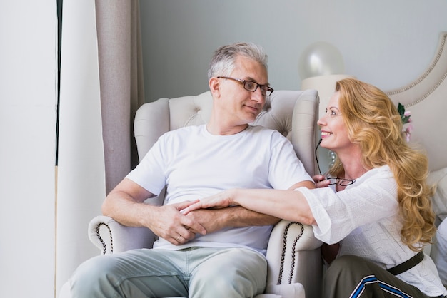 Vooraanzicht senior man en vrouw kijken naar elkaar