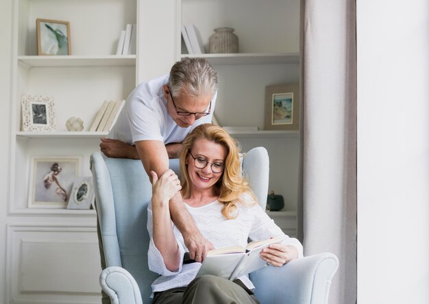 Vooraanzicht senior man en vrouw met boek