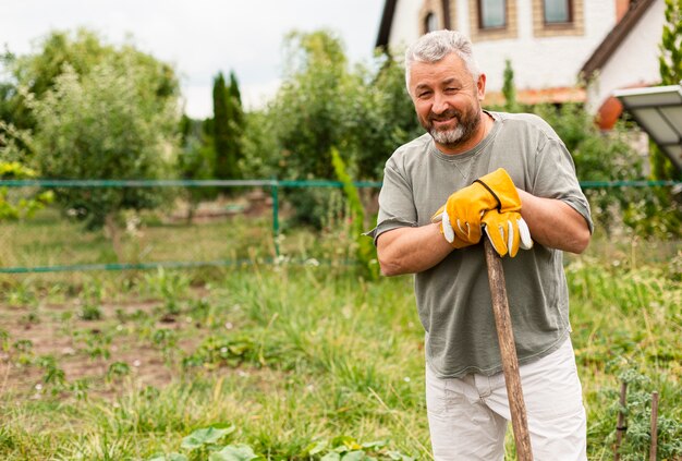 Vooraanzicht senior man in de tuin