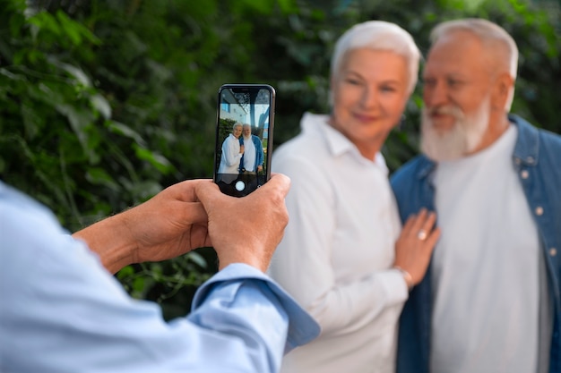 Gratis foto vooraanzicht senior paar poseren