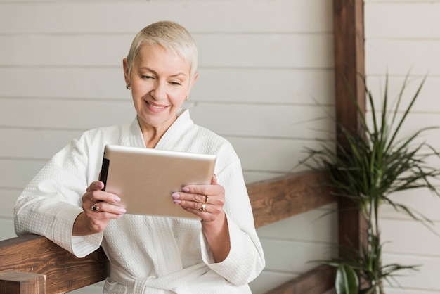 Vooraanzicht senior vrouw leeft een modern leven